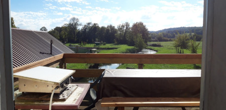 Vue sur le canal le Lèes sur la terrasse de la poule d'eau